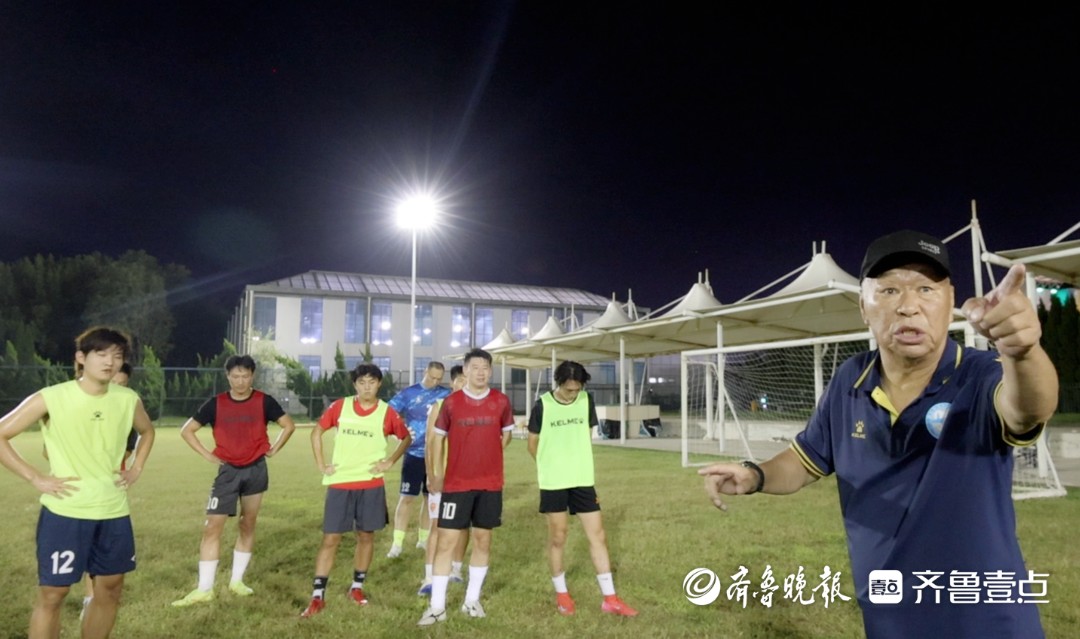 承载着足球, 他从小喜欢, 难得
