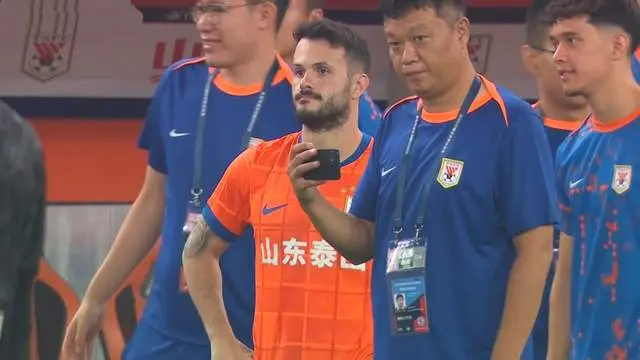 海港之后, 韩鹏很好的, 的踢法冲突 海港之后, 韩鹏很好的, 的踢法冲突